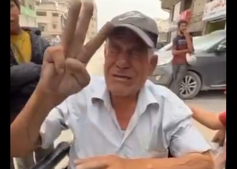 Paman Sameer, seorang pria tua dari Gaza, menangis tersedu-sedu karena kelaparan yang luar biasa. (X@sahabatalaqsha)
